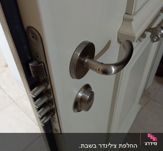 מנעול דלת עם ידית מתכת ובריחים